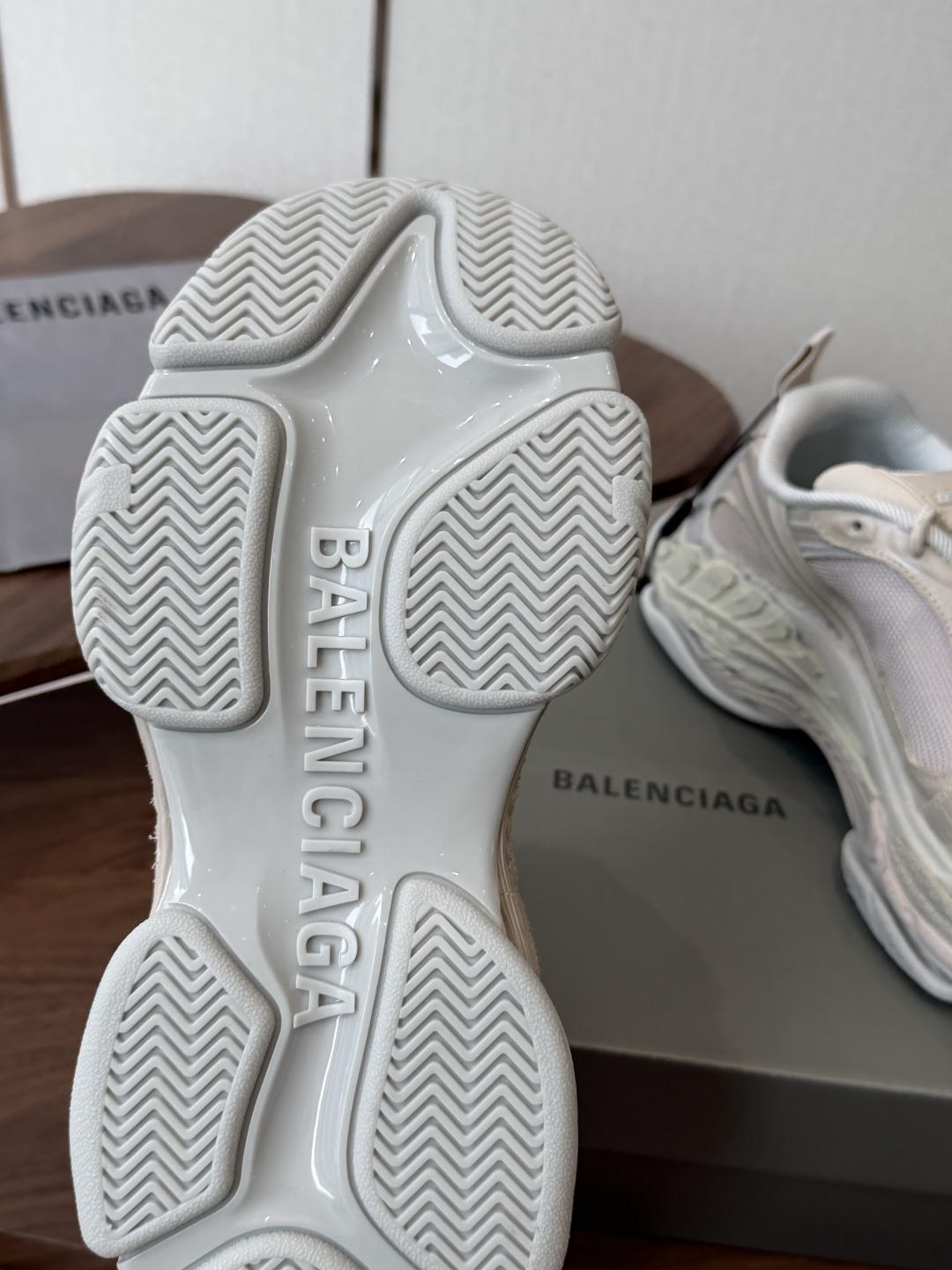 Balen&ciaga 新款情侣款老爹鞋对于热衷鞋文化的朋友们来说 必然知道这指的是巴黎世家了！把原有时