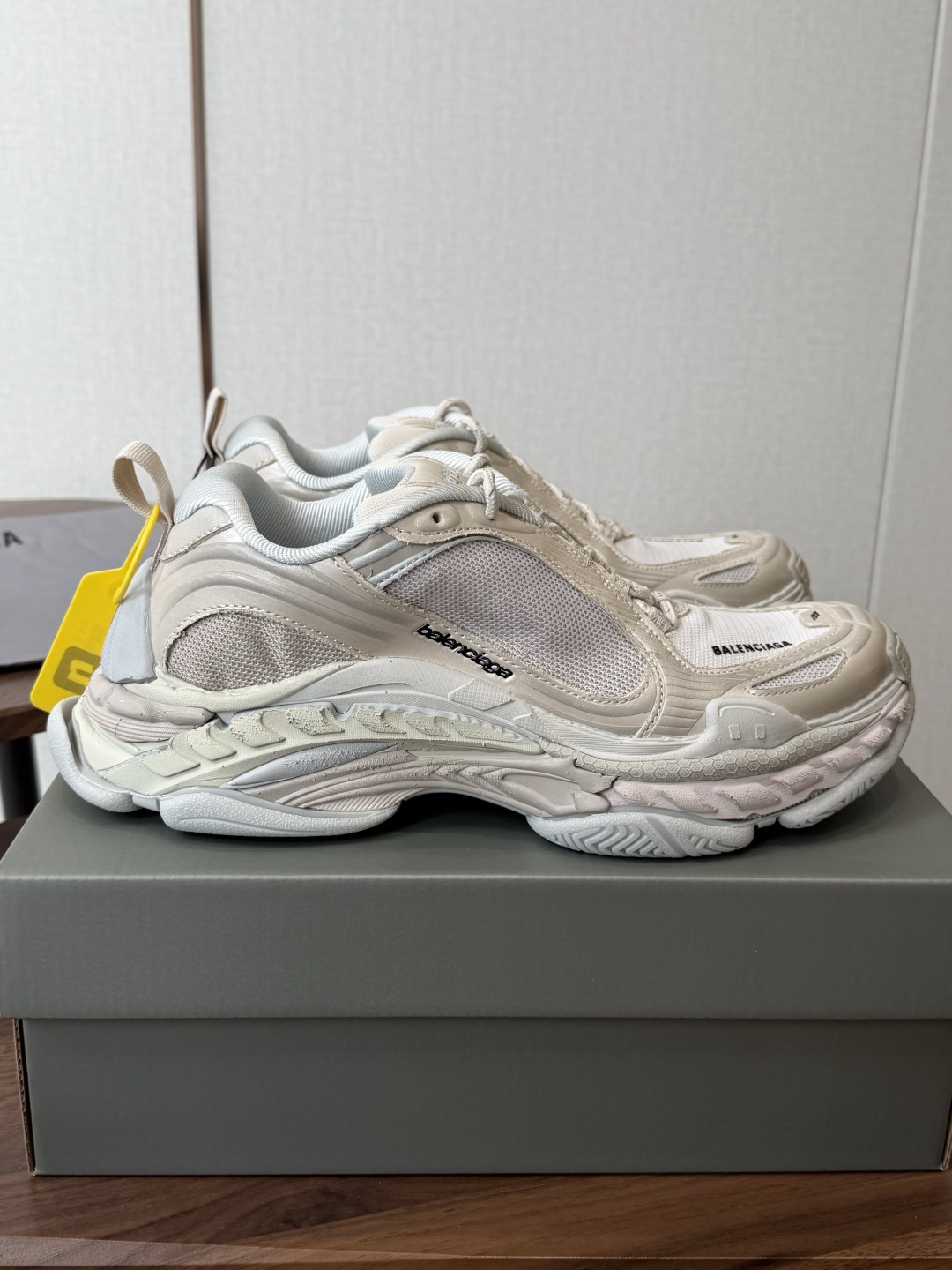 Balen&ciaga 新款情侣款老爹鞋对于热衷鞋文化的朋友们来说 必然知道这指的是巴黎世家了！把原有时