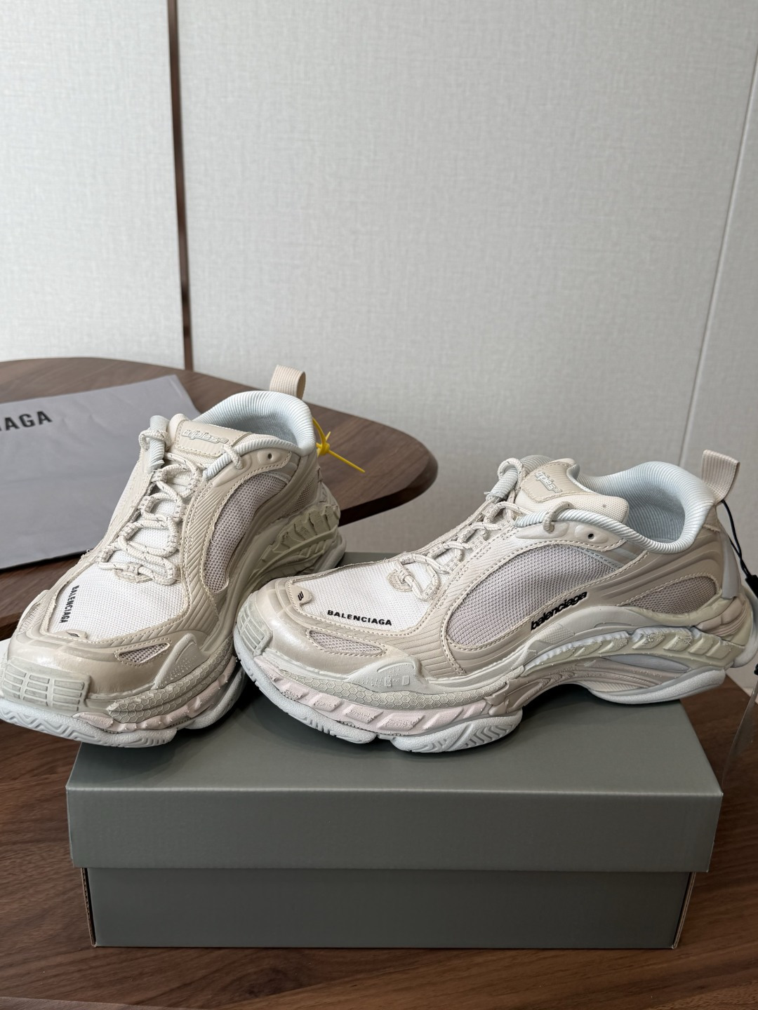 Balen&ciaga 新款情侣款老爹鞋对于热衷鞋文化的朋友们来说 必然知道这指的是巴黎世家了！把原有时