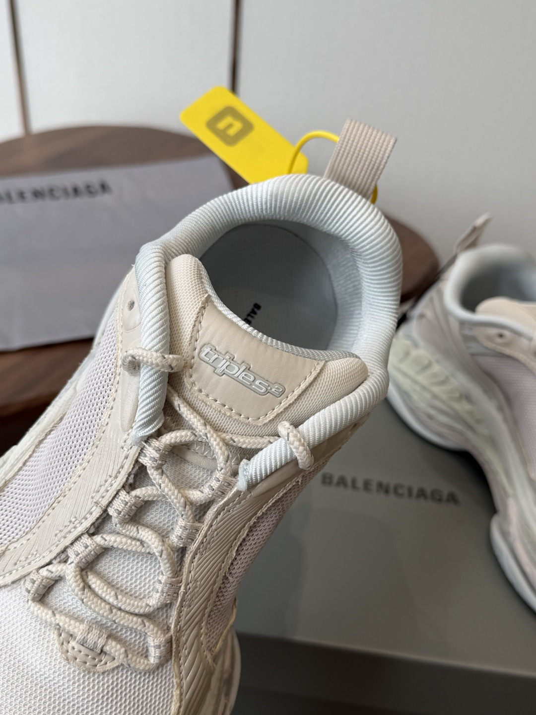 Balen&ciaga 新款情侣款老爹鞋对于热衷鞋文化的朋友们来说 必然知道这指的是巴黎世家了！把原有时