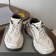 Balen&ciaga 新款情侣款老爹鞋对于热衷鞋文化的朋友们来说 必然知道这指的是巴黎世家了!把原有时 Balen&ciaga 新款情侣款老爹鞋对于热衷鞋文化的朋友们来说 必然知道这指的是巴黎世家了!把原有时