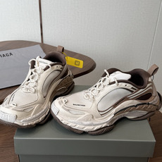 Balen&ciaga 新款情侣款老爹鞋对于热衷鞋文化的朋友们来说 必然知道这指的是巴黎世家了!把原有时 Balen&ciaga 新款情侣款老爹鞋对于热衷鞋文化的朋友们来说 必然知道这指的是巴黎世家了!把原有时