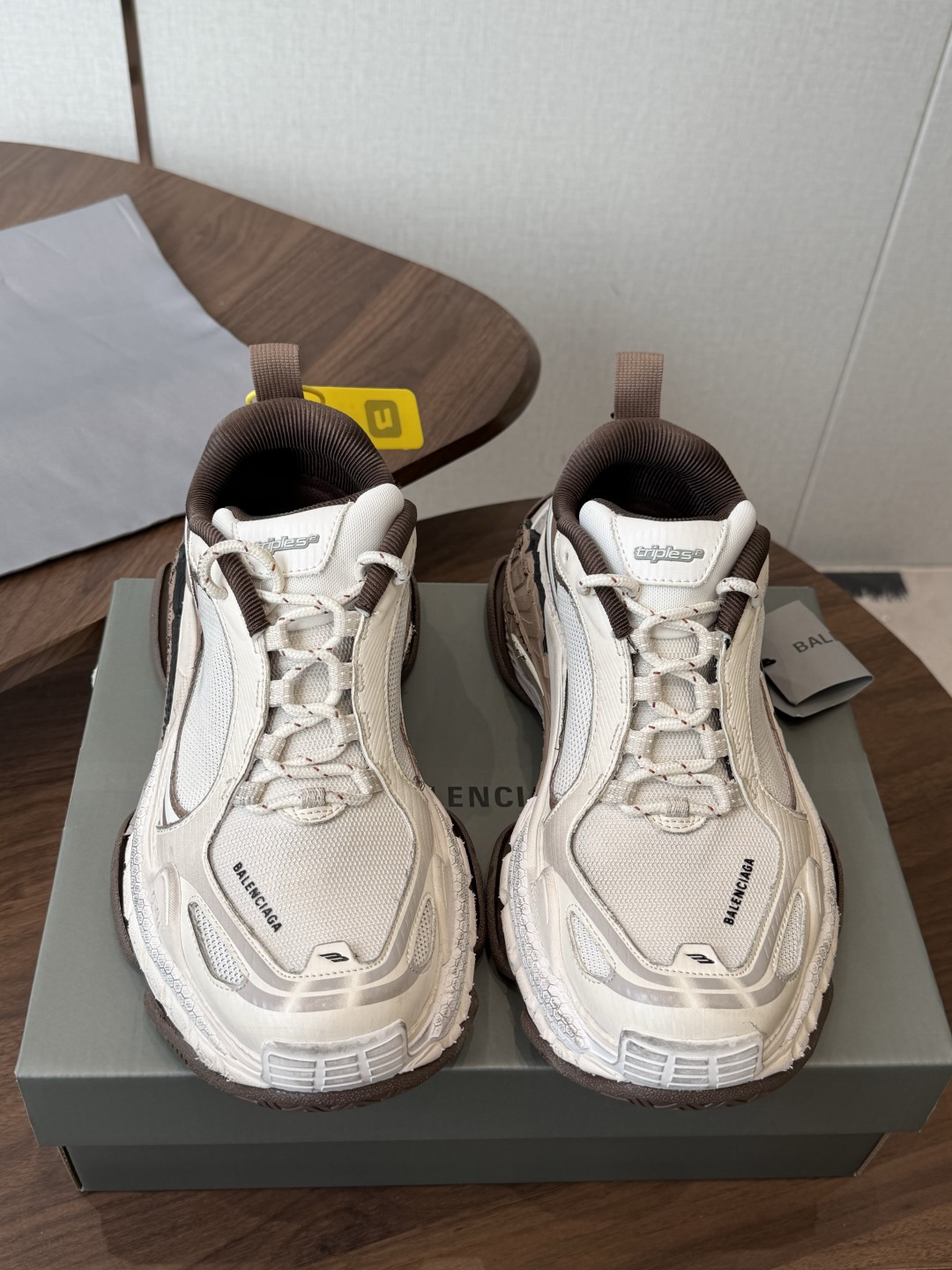 NO:875064,Balen&ciaga’s new couples’ dad shoes. For those who are keen on shoe culture, you must know that this refers to Balenciaga!  It completely breaks the rules of the original fashion circle. Every shoe style launched is very amazing. Celebrities and fashion bloggers almost all have a pair. In front of Balenciaga dad shoes, other brands can be regarded as younger brothers because Balenciaga has been innovating and subverting tradition. It can be imitated but cannot be easily surpassed!  From Triple S and Track series to x-Pander and Crocs collaborations... various series of shoes are undoubtedly big hits!  The overall shoe shape draws on the creative ideas of the Track and Runner shoe types, which is equivalent to removing the outer frame of the Track shoe body. At the same time, it inherits the streamlined shape of the Runner and the flat toe of the Track. First of all, the shoe inherits the consistent advantage of Balenciaga running shoes, which is to increase the height!  The extended upper will make the ankle appear thinner and lengthen the proportion of the calf. Moreover, the colors on this time are all the latest models. The latest hotspot is definitely one of this year's shoe kings. The size is 35-40 for women (customized for women 40) and 39-46 for men (customized for 45.46). Dad's shoes, balenciaga, balenciaga19860909Balen&ciaga 新款情侣款老爹鞋 对于热衷鞋文化的朋友们来说 必然知道这指的是巴黎世家了！把原有时尚圈的规矩彻底打破 每一次推出的鞋款都是很惊艳的 明星和时尚博主几乎都人手一双,在巴黎世家老爹鞋的面前 其他牌子可以算是弟弟了 因为巴黎世家一直在创新 颠覆传统 可以做到模仿但却无法轻易超越！ 从Triple S、Track 系列 到 x-Pander以及Crocs 联名等……各种系列的鞋款无疑都是大爆款！ 整体鞋型汲取了Track和Runner 两款鞋型的创作思路 相当于把 Track鞋身的外框拆了下来 同时继承了 Runner 的流线造型和Track扁平的鞋头 首先鞋子秉承了巴黎世家跑鞋一贯的优点就是增高！而外延的鞋帮会显得脚腕更细 拉长小腿的比例 并且这一次上的颜色都是最新款的 最近的大热门绝对是今年的鞋王之一 码数女35-40（女40定制）男39-46（45.46定制）,老爹鞋,balenciaga,balenciaga,Women's Shoes