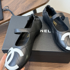 Chanel26ss夏季新款玛丽珍平底单鞋经典菱格纹皮革搭配标志性双C饰件,复古玛丽珍鞋型自带优雅滤镜, Chanel26ss夏季新款玛丽珍平底单鞋经典菱格纹皮革搭配标志性双C饰件,复古玛丽珍鞋型自带优雅滤镜,