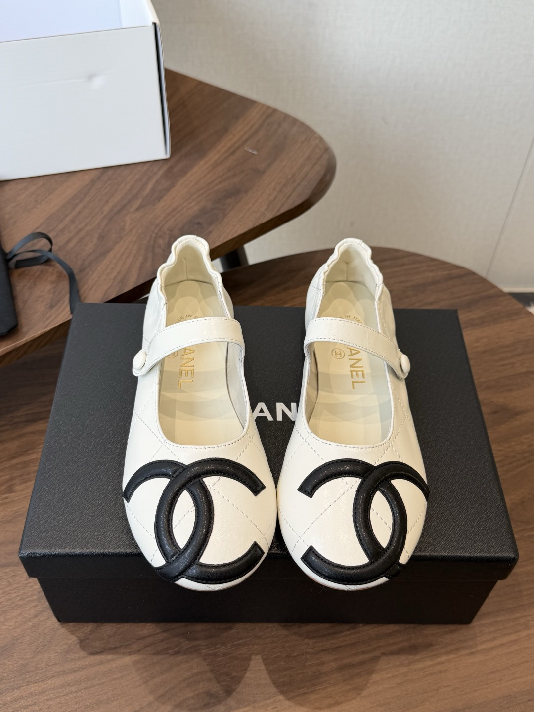 NO:875056,Chanel26ss new summer Mary Jane flat shoes, classic rhombus leather with iconic double C accessories, retro Mary Jane shoes with elegant filters, four colors with different styles. Easily adapt to different wearing scenarios.  The one-word buckle design fits the instep, making it easy to put on and take off and modify the shape of the foot. The soft shoe collar is matched with a slightly elastic lining, which can be worn for a long time and is comfortable for daily commuting and shopping. The round-toe shoe shape is both tolerant and refined, and the flat-soled design allows you to walk without any burden, making it easy to wear with a French relaxed feel. Sheepskin upper, sheepskin lining, genuine leather outsole, size 35-41 (customized sizes 40 and 41 are not returnable), single shoes, chanel, mary  jane,sheepskin,Leather soles19860909Chanel26ss夏季新款玛丽珍平底单鞋 经典菱格纹皮革搭配标志性双C饰件,复古玛丽珍鞋型自带优雅滤镜,四种配色各有风格.轻松适配不同穿搭场景. 一字搭扣设计贴合脚背,穿脱便捷又能修饰脚型,软质鞋口搭配微弹内里,久穿不勒脚,日常通勤逛街都舒适自在.圆头鞋型兼顾包容度与精致感,平底设计走路毫无负担,轻松穿出法式松弛感. 鞋面羊皮 内里羊皮 大底真皮大底 size35-41码（40、41码定制不退换）,单鞋,chanel,mary jane,sheepskin,Leather soles,Women's Shoes
