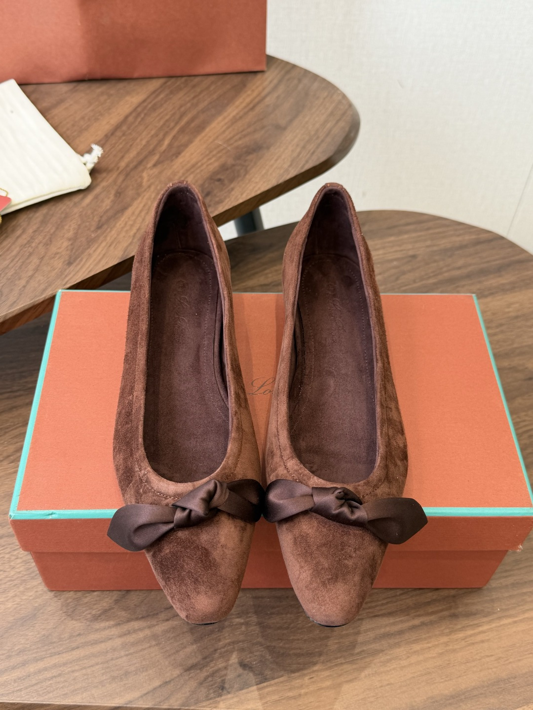 NO:875050,320Loro iana/ L 56ss new spring and summer style, classic and beautiful retro flat shoes, minimalist style, retro and classy!  Simple and elegant, it is a very attractive style!  The king of high-end versatile, suitable for spring, summer, autumn and winter all year round. The upper is made of imported suede. The inner foot pads are made of custom suede. Italian imported genuine leather outsole Size#35-39 (40 41 customized, non-refundable), single shoes, loro piana, loro piana, chamois leather, Leather soles19860909320Loro iana/ L 56ss 春夏新款 经典绝美 复古平底单鞋 极简主义风格,复古又级！ 简约又大气,属于非常耐看的款式！高级百搭之王一年四季春夏秋冬皆适宜 鞋面采用进口麂皮 内里垫脚定制麂皮 意大利进口真皮大底 Size#35-39（40 41定做不退换）,单鞋,loro piana,loro piana,chamois leather,Leather soles,Women's Shoes