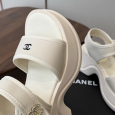 Chanel26ss 爆款设计厚底凉鞋爆真的是很耐看越看越喜欢!矮个子宝宝的福音直接拉长身材比例!!鞋身 Chanel26ss 爆款设计厚底凉鞋爆真的是很耐看越看越喜欢!矮个子宝宝的福音直接拉长身材比例!!鞋身