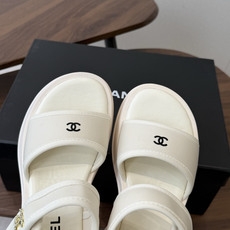 Chanel26ss 爆款设计厚底凉鞋爆真的是很耐看越看越喜欢!矮个子宝宝的福音直接拉长身材比例!!鞋身 Chanel26ss 爆款设计厚底凉鞋爆真的是很耐看越看越喜欢!矮个子宝宝的福音直接拉长身材比例!!鞋身