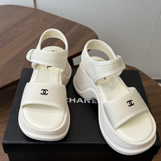 Chanel26ss 爆款设计厚底凉鞋爆真的是很耐看越看越喜欢!矮个子宝宝的福音直接拉长身材比例!!鞋身 Chanel26ss 爆款设计厚底凉鞋爆真的是很耐看越看越喜欢!矮个子宝宝的福音直接拉长身材比例!!鞋身