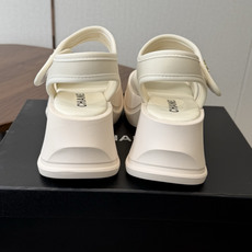 Chanel26ss 爆款设计厚底凉鞋爆真的是很耐看越看越喜欢!矮个子宝宝的福音直接拉长身材比例!!鞋身 Chanel26ss 爆款设计厚底凉鞋爆真的是很耐看越看越喜欢!矮个子宝宝的福音直接拉长身材比例!!鞋身