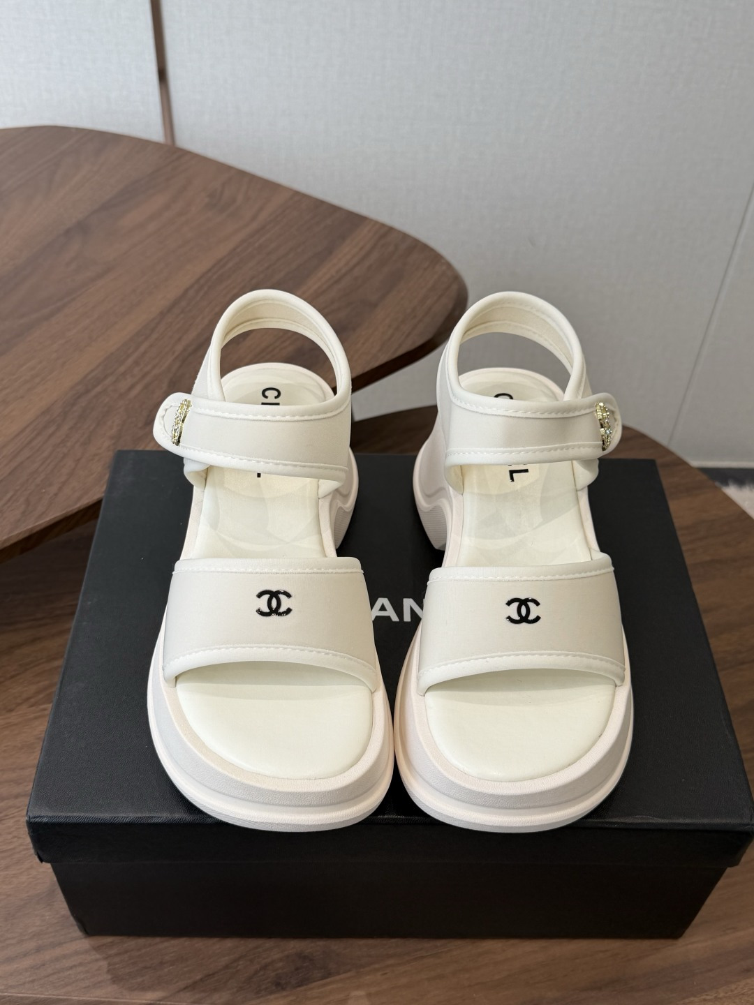 Chanel26ss 爆款设计厚底凉鞋爆真的是很耐看越看越喜欢！矮个子宝宝的福音直接拉长身材比例！！鞋身