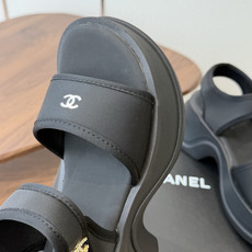 Chanel26ss 爆款设计厚底凉鞋爆真的是很耐看越看越喜欢!矮个子宝宝的福音直接拉长身材比例!!鞋身 Chanel26ss 爆款设计厚底凉鞋爆真的是很耐看越看越喜欢!矮个子宝宝的福音直接拉长身材比例!!鞋身