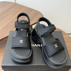 Chanel26ss 爆款设计厚底凉鞋爆真的是很耐看越看越喜欢!矮个子宝宝的福音直接拉长身材比例!!鞋身 Chanel26ss 爆款设计厚底凉鞋爆真的是很耐看越看越喜欢!矮个子宝宝的福音直接拉长身材比例!!鞋身