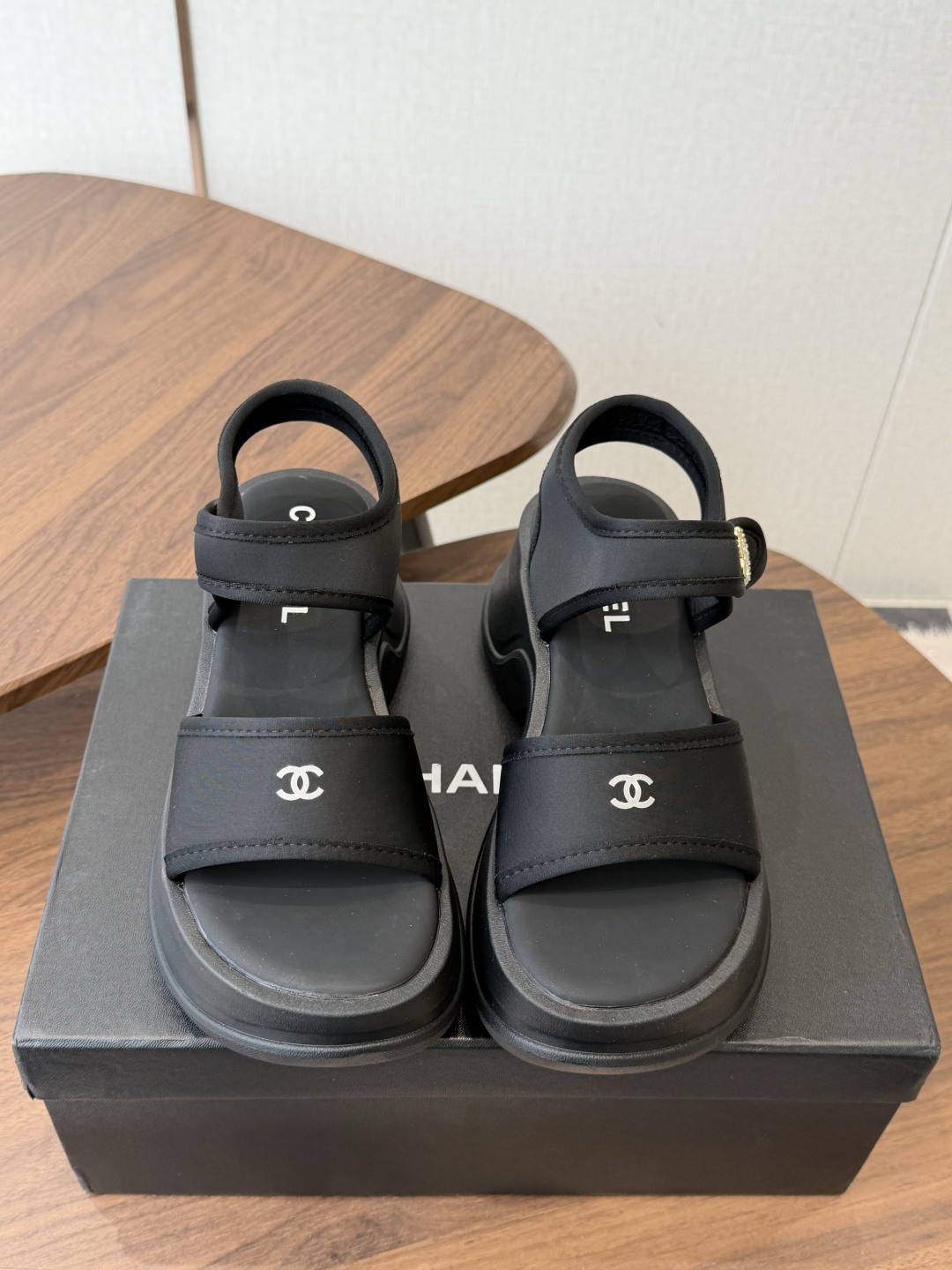 Chanel26ss 爆款设计厚底凉鞋爆真的是很耐看越看越喜欢！矮个子宝宝的福音直接拉长身材比例！！鞋身