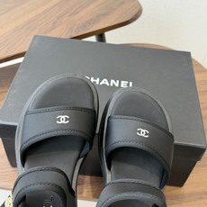Chanel26ss 爆款设计厚底凉鞋爆真的是很耐看越看越喜欢!矮个子宝宝的福音直接拉长身材比例!!鞋身 Chanel26ss 爆款设计厚底凉鞋爆真的是很耐看越看越喜欢!矮个子宝宝的福音直接拉长身材比例!!鞋身