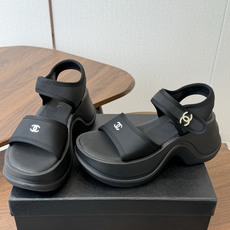 Chanel26ss 爆款设计厚底凉鞋爆真的是很耐看越看越喜欢!矮个子宝宝的福音直接拉长身材比例!!鞋身 Chanel26ss 爆款设计厚底凉鞋爆真的是很耐看越看越喜欢!矮个子宝宝的福音直接拉长身材比例!!鞋身
