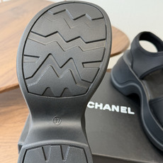 Chanel26ss 爆款设计厚底凉鞋爆真的是很耐看越看越喜欢!矮个子宝宝的福音直接拉长身材比例!!鞋身 Chanel26ss 爆款设计厚底凉鞋爆真的是很耐看越看越喜欢!矮个子宝宝的福音直接拉长身材比例!!鞋身
