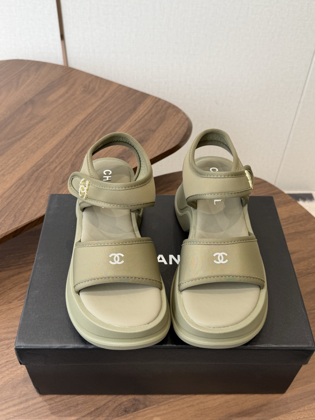 NO:875043,Chanel26ss' popular design thick-soled sandals are really attractive and the more you look at them, the more you like them!  The good news for short babies can directly lengthen their body proportions!  !  The shoe body is soft and comfortable, and the sole is wear-resistant and non-slip - and each color is very versatile. It is really suitable for this spring and summer. The upper is original EVA one-piece molding. Size#35-40 (customized for 40), sandals, chanel, sandals19860909Chanel26ss 爆款设计厚底凉鞋 爆真的是很耐看越看越喜欢！矮个子宝宝的福音直接拉长身材比例！！ 鞋身柔软舒适,鞋底耐磨防滑-而且每个颜色都非常百搭.真的太适合这个春夏  鞋面原版EVA一体成型  Size#35-40（40定做）,凉鞋,chanel,sandals,Women's Shoes