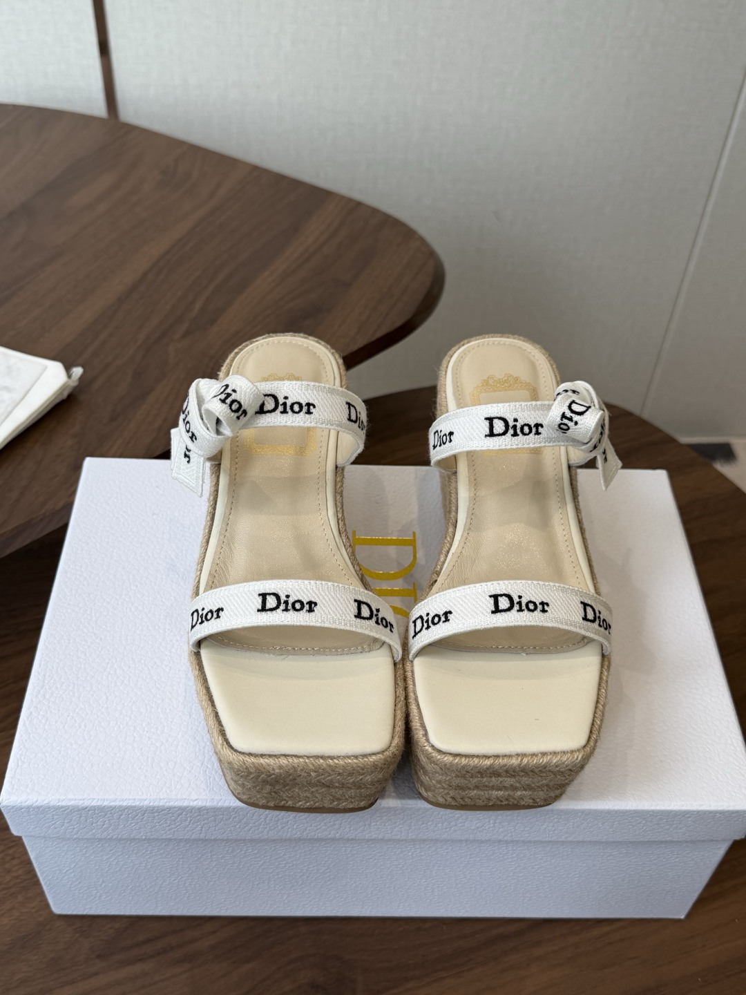 Dior 迪奥 26ss 夏季高版本新款 厚底凉鞋简约超级百搭. 上脚完美奢华可任意搭配春夏服饰. 脚感