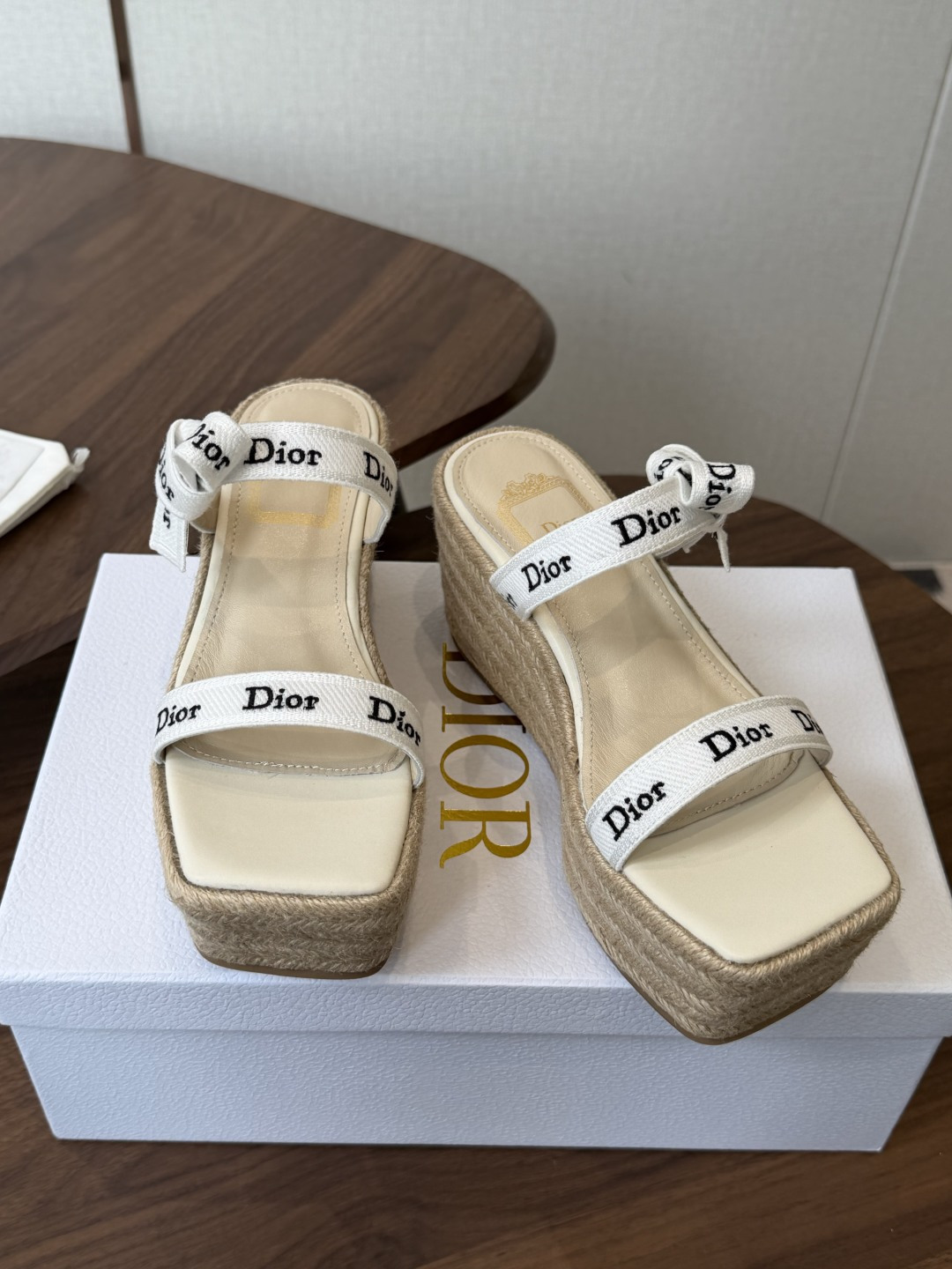 Dior 迪奥 26ss 夏季高版本新款 厚底凉鞋简约超级百搭. 上脚完美奢华可任意搭配春夏服饰. 脚感