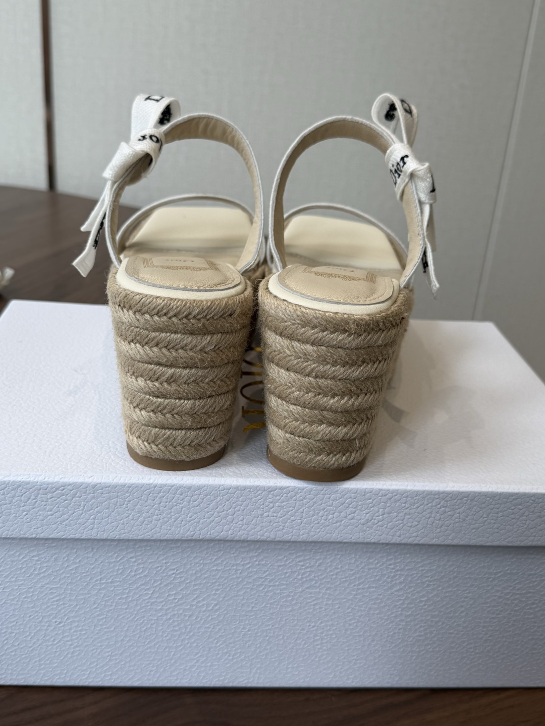Dior 迪奥 26ss 夏季高版本新款 厚底凉鞋简约超级百搭. 上脚完美奢华可任意搭配春夏服饰. 脚感