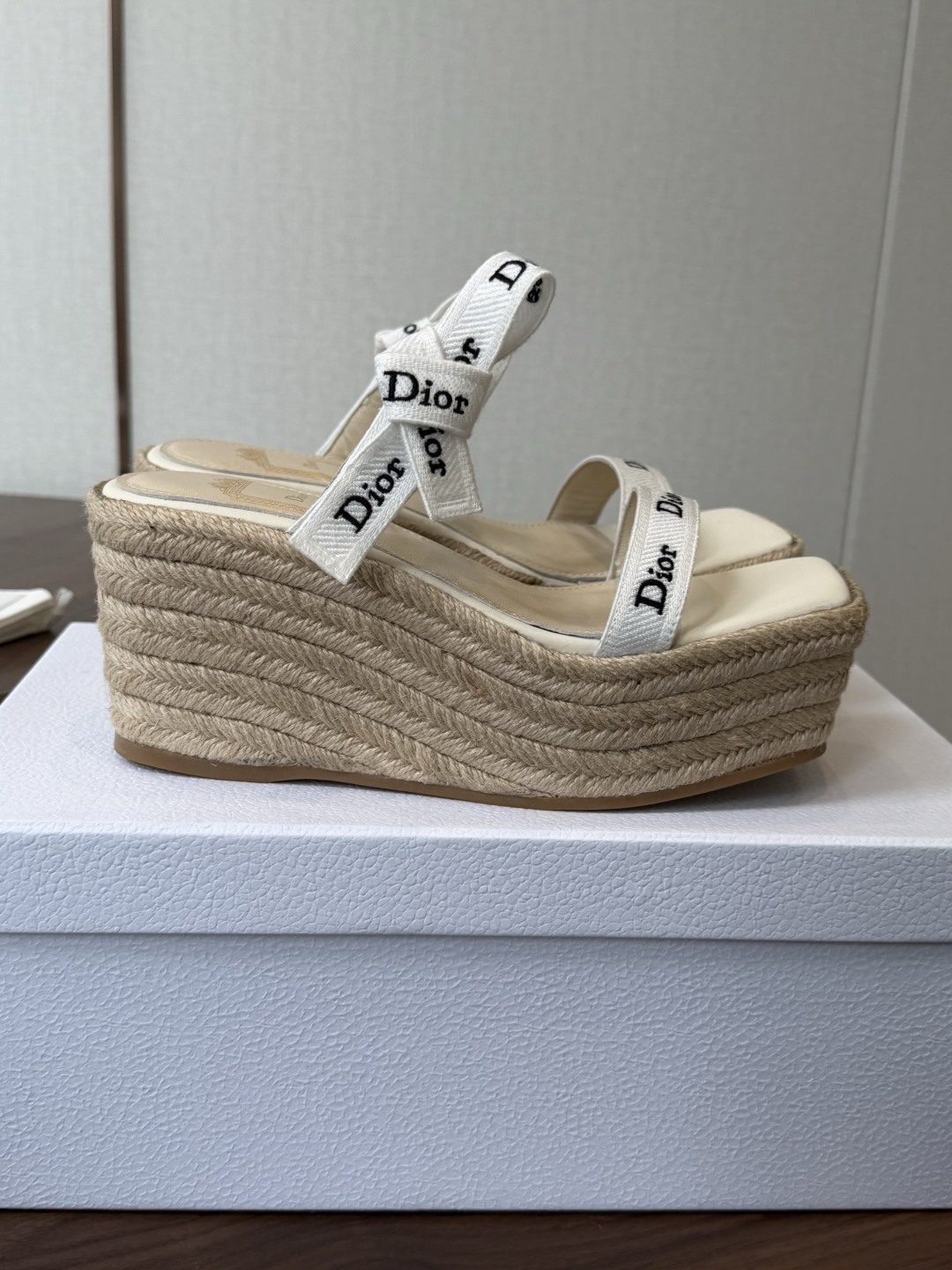 Dior 迪奥 26ss 夏季高版本新款 厚底凉鞋简约超级百搭. 上脚完美奢华可任意搭配春夏服饰. 脚感