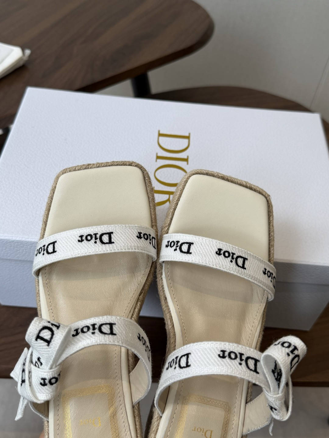 Dior 迪奥 26ss 夏季高版本新款 厚底凉鞋简约超级百搭. 上脚完美奢华可任意搭配春夏服饰. 脚感