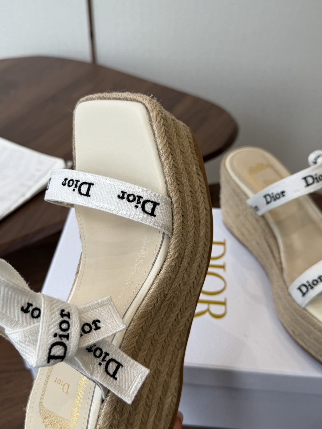 Dior 迪奥 26ss 夏季高版本新款 厚底凉鞋简约超级百搭. 上脚完美奢华可任意搭配春夏服饰. 脚感