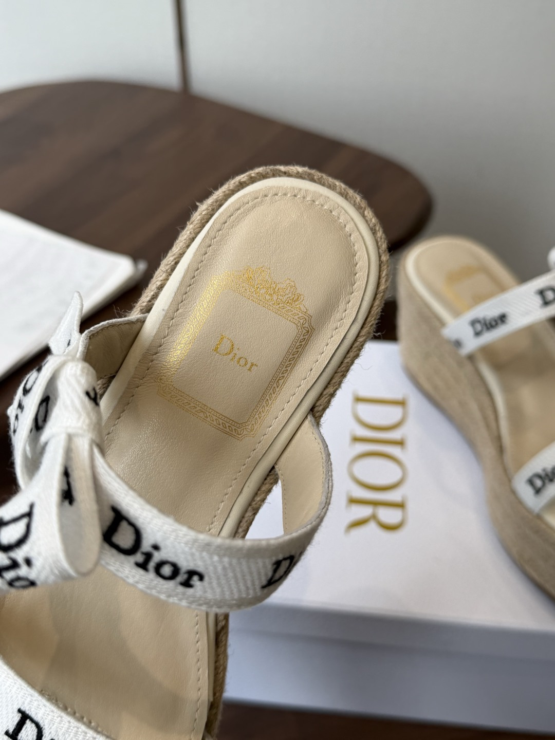 Dior 迪奥 26ss 夏季高版本新款 厚底凉鞋简约超级百搭. 上脚完美奢华可任意搭配春夏服饰. 脚感