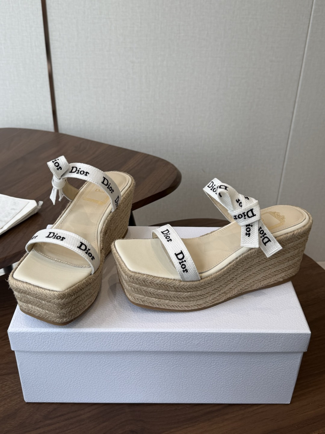 Dior 迪奥 26ss 夏季高版本新款 厚底凉鞋简约超级百搭. 上脚完美奢华可任意搭配春夏服饰. 脚感