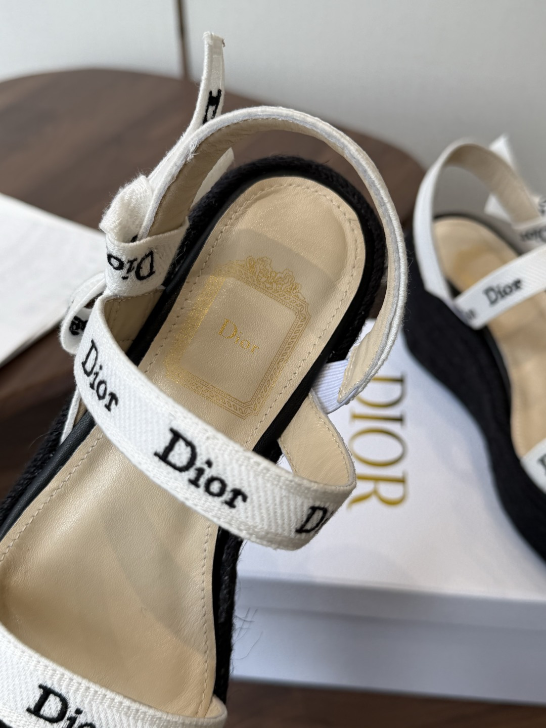 Dior 迪奥 26ss 夏季高版本新款 厚底凉鞋简约超级百搭. 上脚完美奢华可任意搭配春夏服饰. 脚感