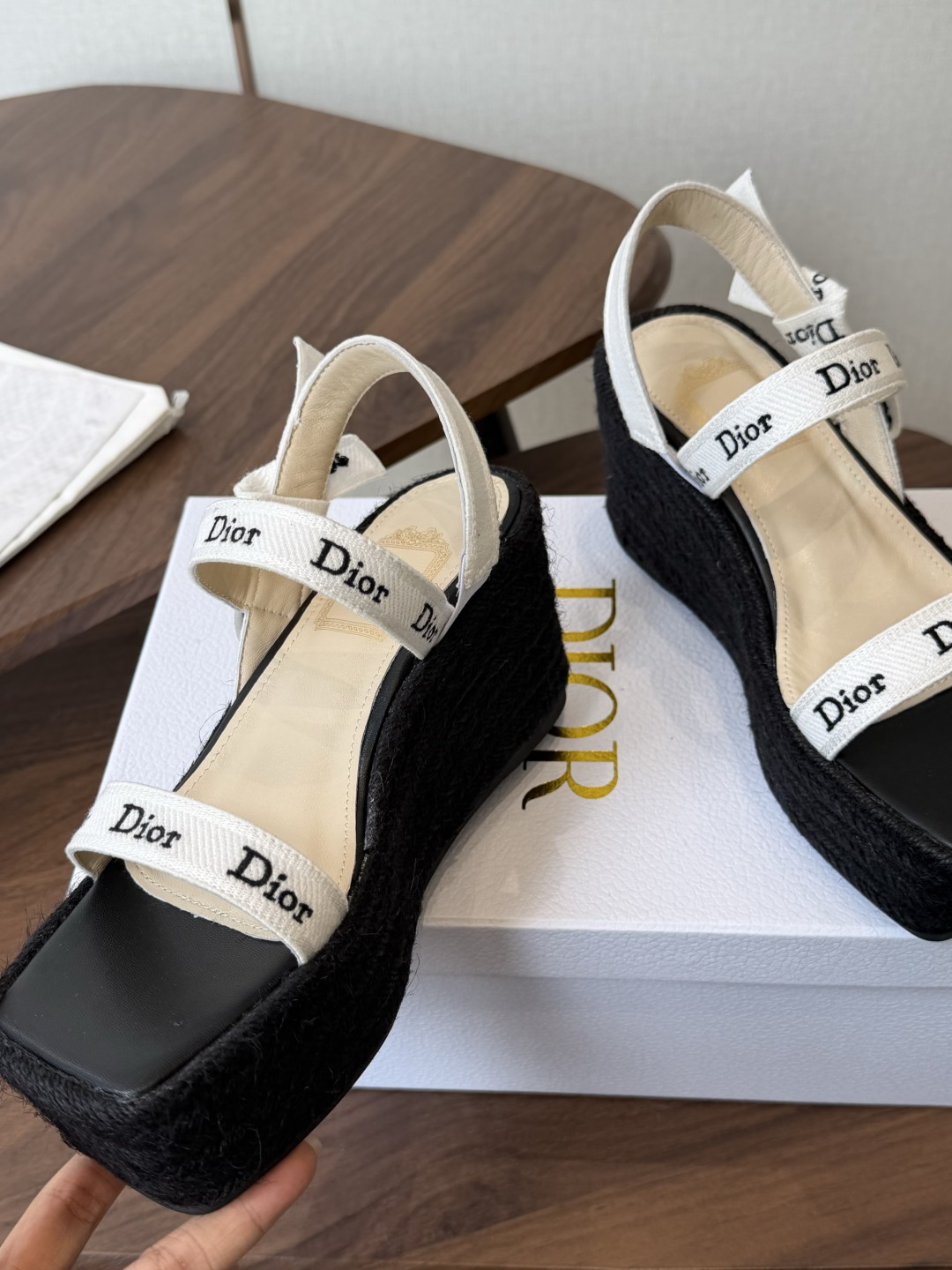 Dior 迪奥 26ss 夏季高版本新款 厚底凉鞋简约超级百搭. 上脚完美奢华可任意搭配春夏服饰. 脚感
