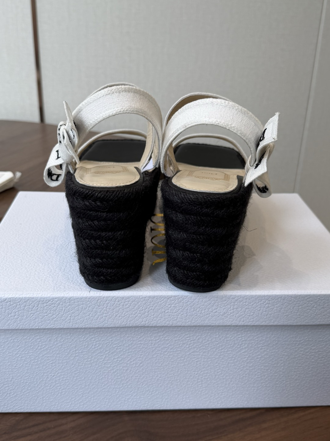 Dior 迪奥 26ss 夏季高版本新款 厚底凉鞋简约超级百搭. 上脚完美奢华可任意搭配春夏服饰. 脚感