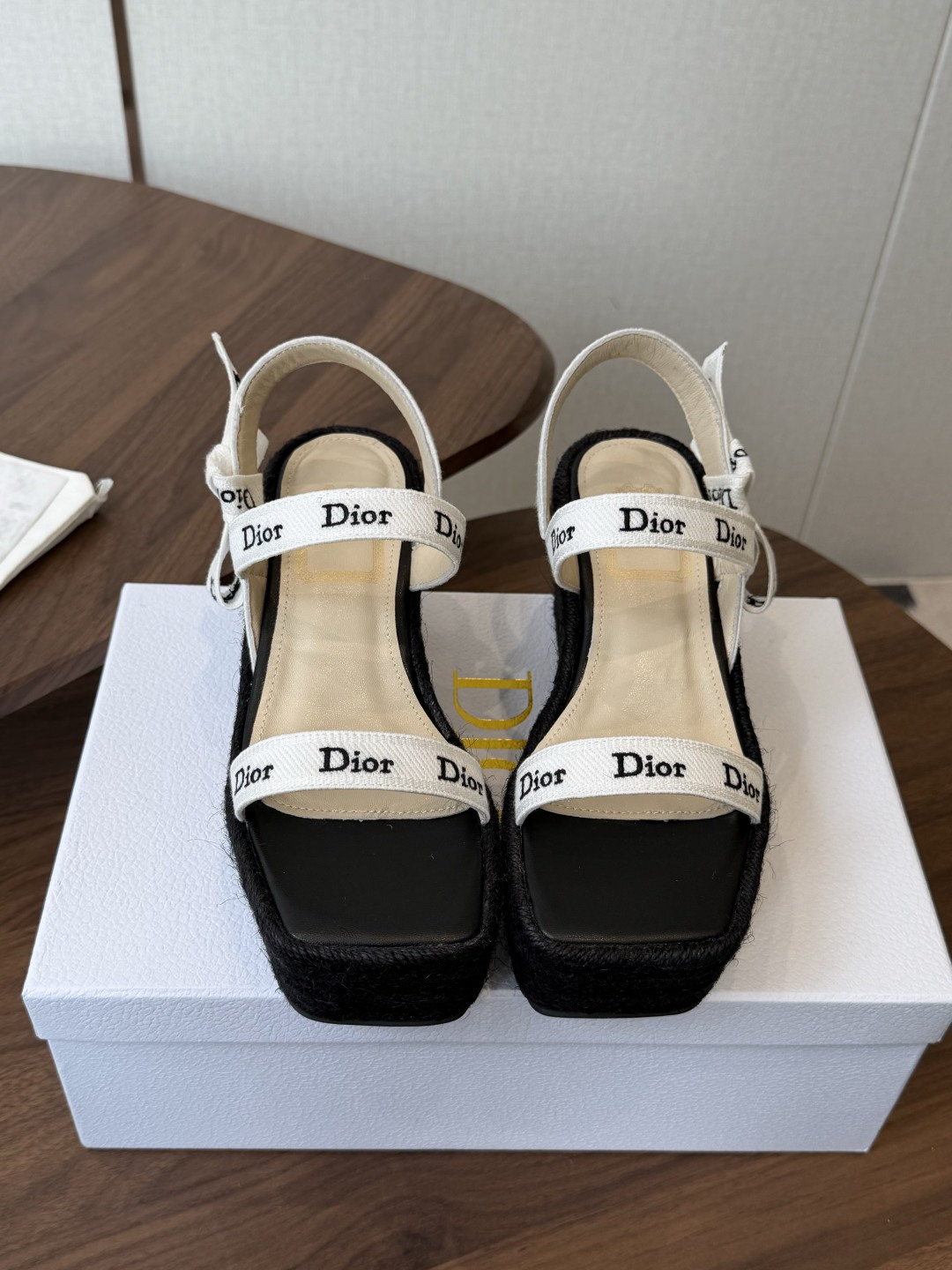 Dior 迪奥 26ss 夏季高版本新款 厚底凉鞋简约超级百搭. 上脚完美奢华可任意搭配春夏服饰. 脚感