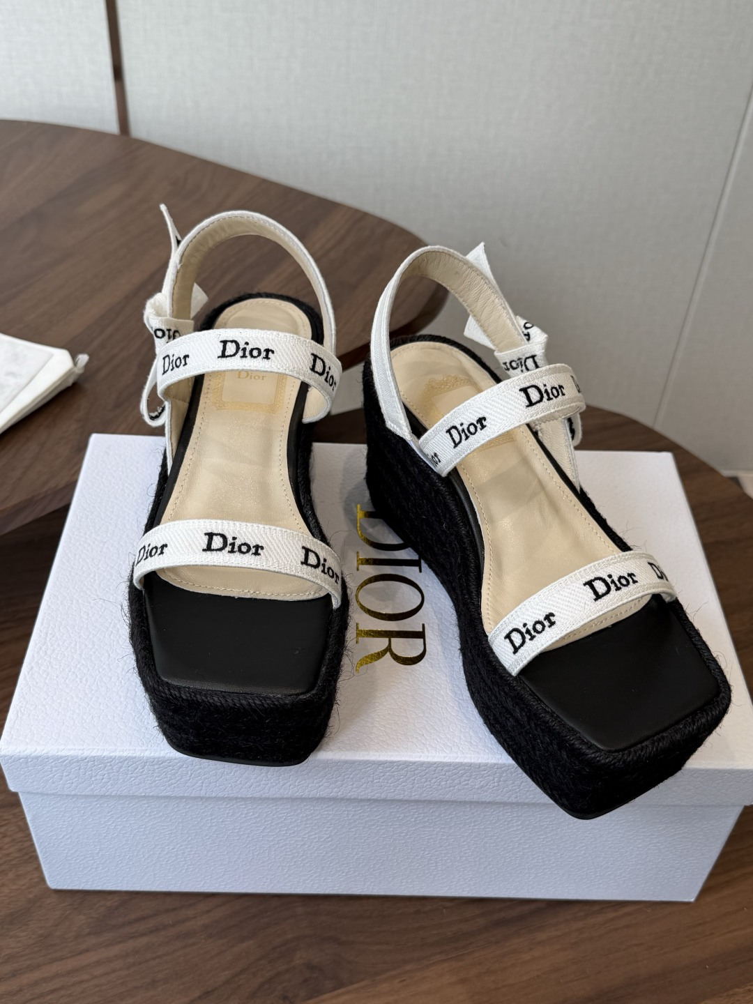 Dior 迪奥 26ss 夏季高版本新款 厚底凉鞋简约超级百搭. 上脚完美奢华可任意搭配春夏服饰. 脚感