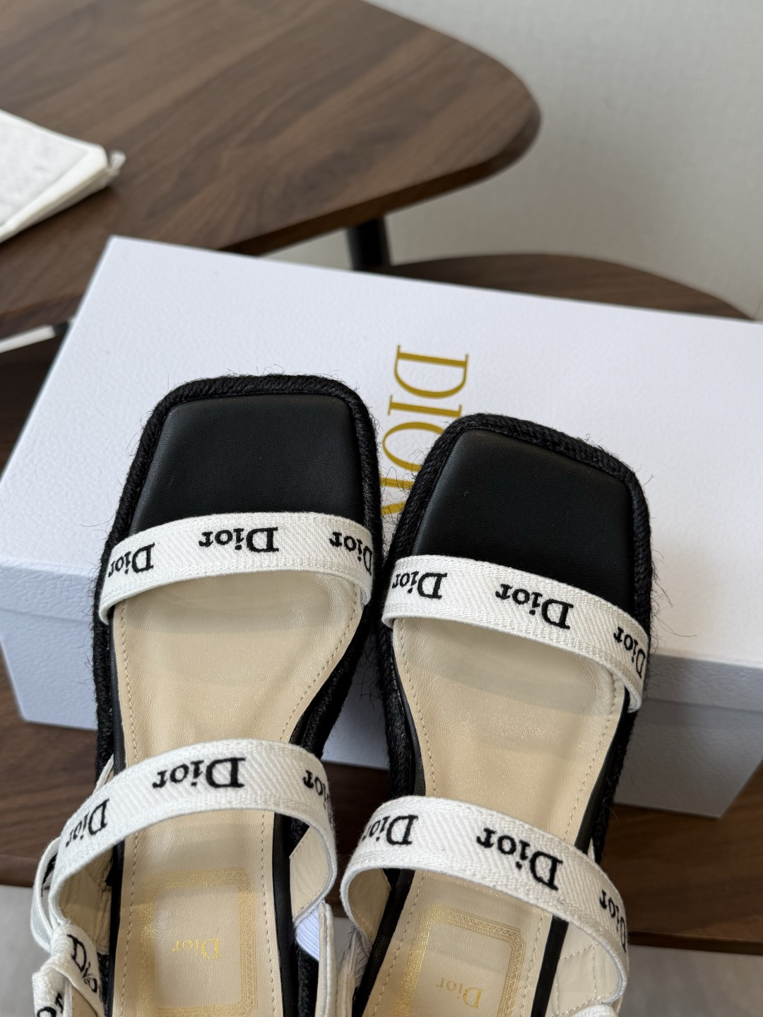 Dior 迪奥 26ss 夏季高版本新款 厚底凉鞋简约超级百搭. 上脚完美奢华可任意搭配春夏服饰. 脚感