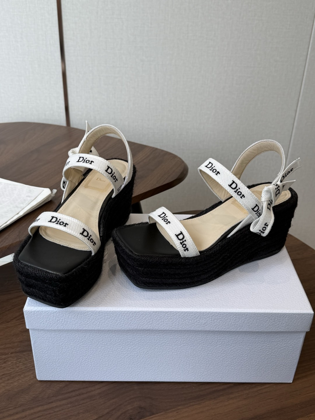 Dior 迪奥 26ss 夏季高版本新款 厚底凉鞋简约超级百搭. 上脚完美奢华可任意搭配春夏服饰. 脚感