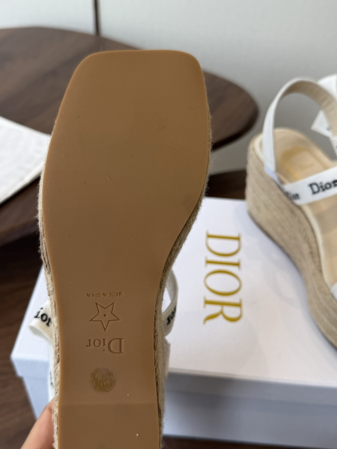 Dior 迪奥 26ss 夏季高版本新款 厚底凉鞋简约超级百搭. 上脚完美奢华可任意搭配春夏服饰. 脚感