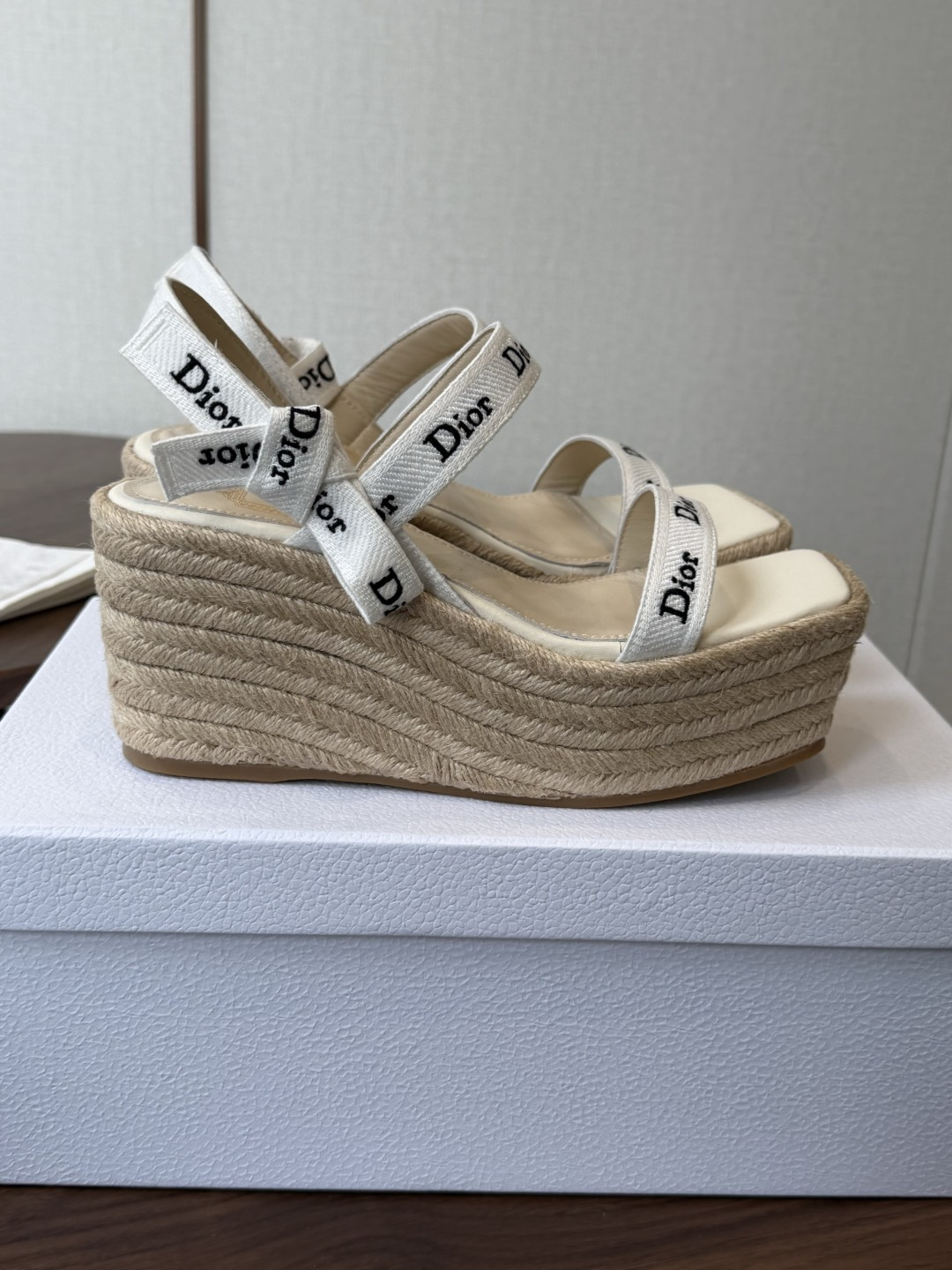 Dior 迪奥 26ss 夏季高版本新款 厚底凉鞋简约超级百搭. 上脚完美奢华可任意搭配春夏服饰. 脚感