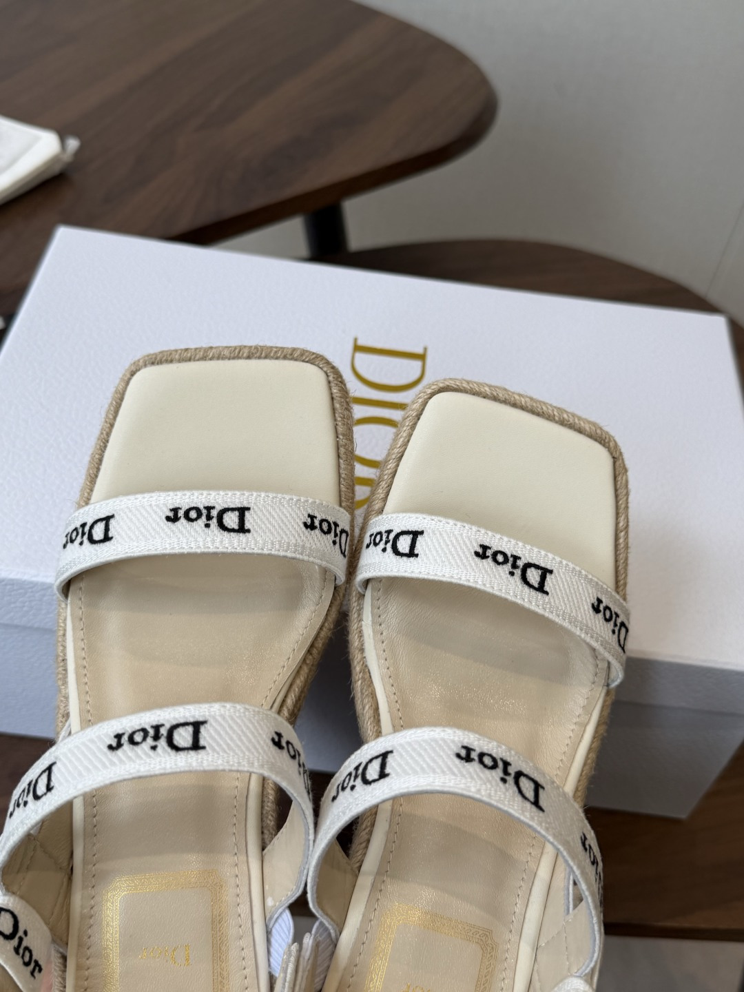 Dior 迪奥 26ss 夏季高版本新款 厚底凉鞋简约超级百搭. 上脚完美奢华可任意搭配春夏服饰. 脚感