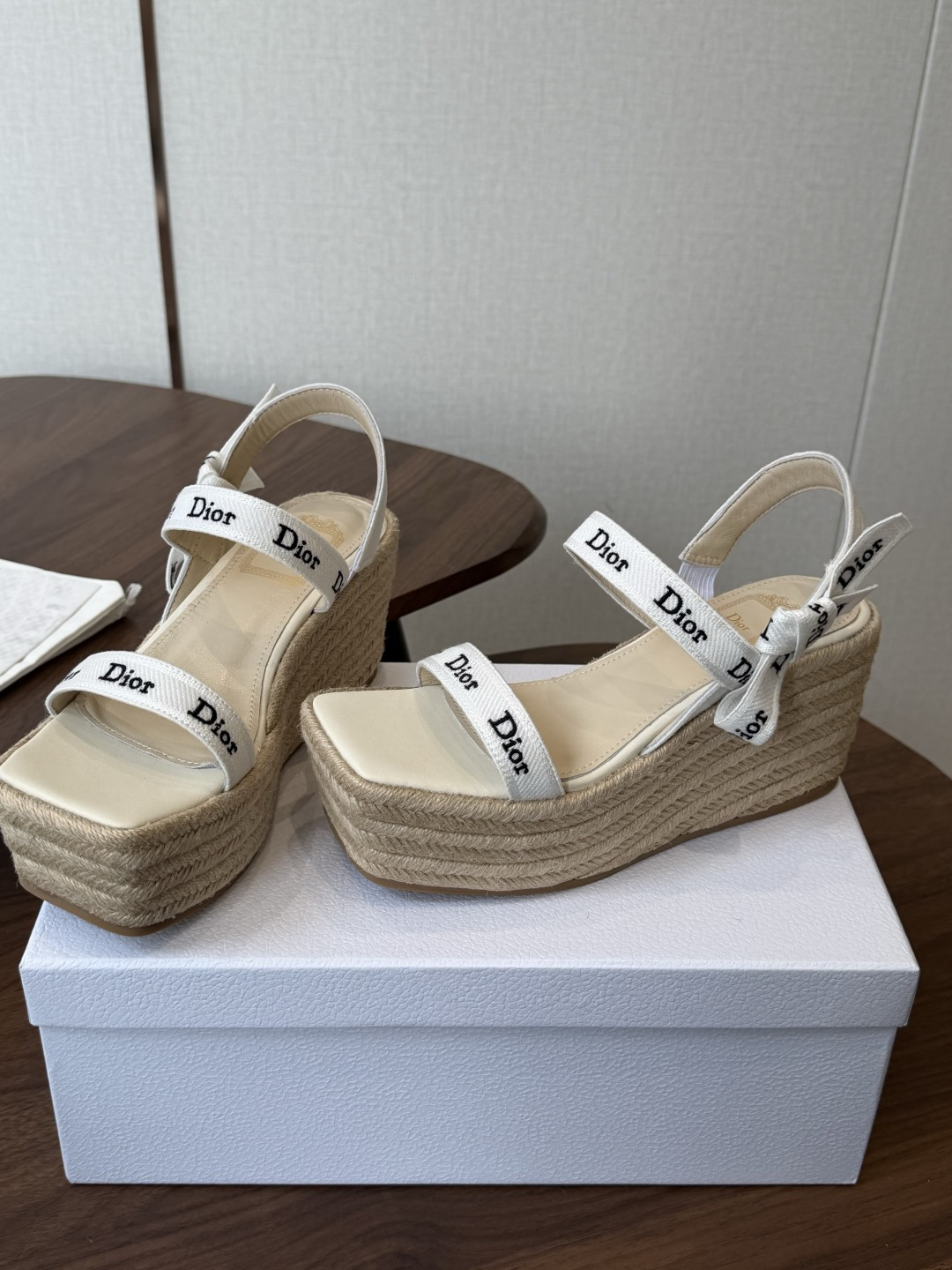 Dior 迪奥 26ss 夏季高版本新款 厚底凉鞋简约超级百搭. 上脚完美奢华可任意搭配春夏服饰. 脚感