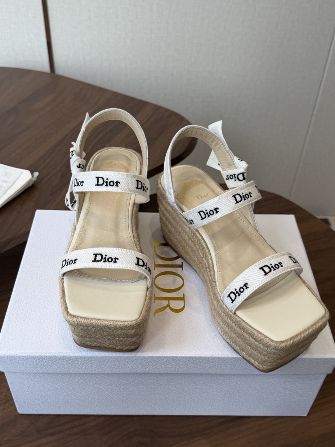 Dior 迪奥 26ss 夏季高版本新款 厚底凉鞋简约超级百搭. 上脚完美奢华可任意搭配春夏服饰. 脚感