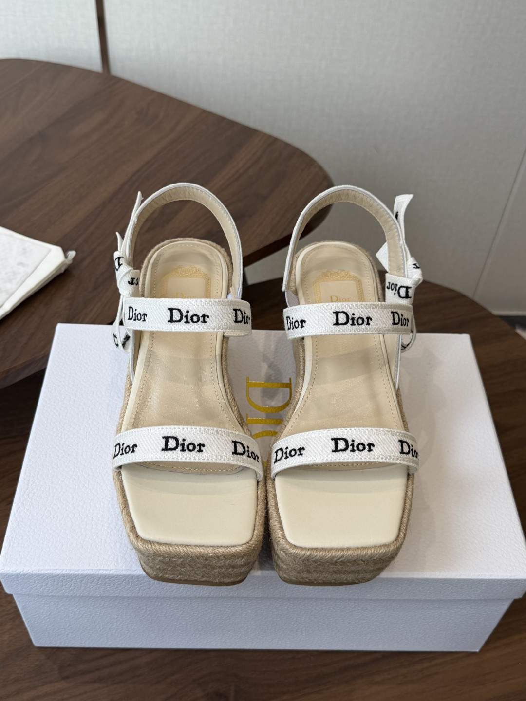 Dior 迪奥 26ss 夏季高版本新款 厚底凉鞋简约超级百搭. 上脚完美奢华可任意搭配春夏服饰. 脚感