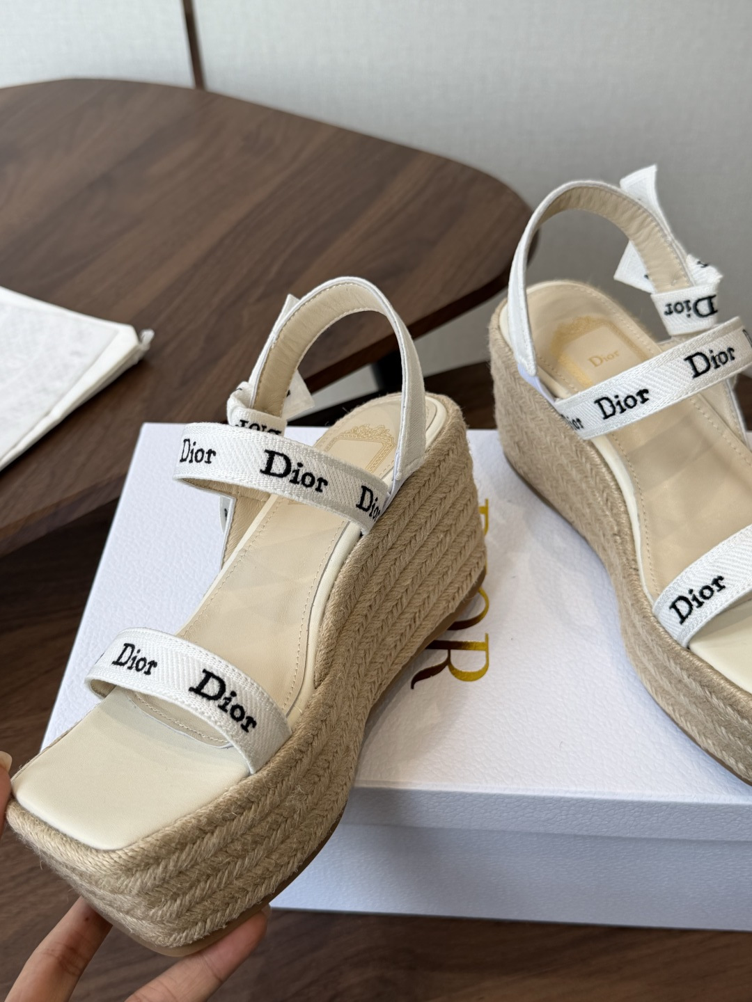 Dior 迪奥 26ss 夏季高版本新款 厚底凉鞋简约超级百搭. 上脚完美奢华可任意搭配春夏服饰. 脚感