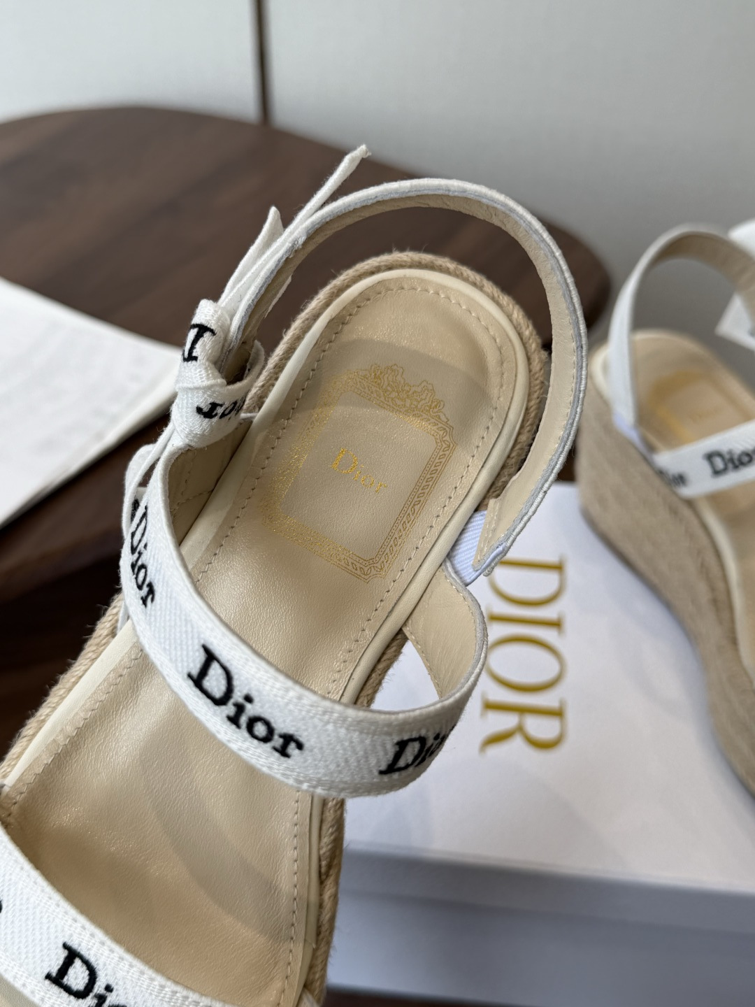 Dior 迪奥 26ss 夏季高版本新款 厚底凉鞋简约超级百搭. 上脚完美奢华可任意搭配春夏服饰. 脚感