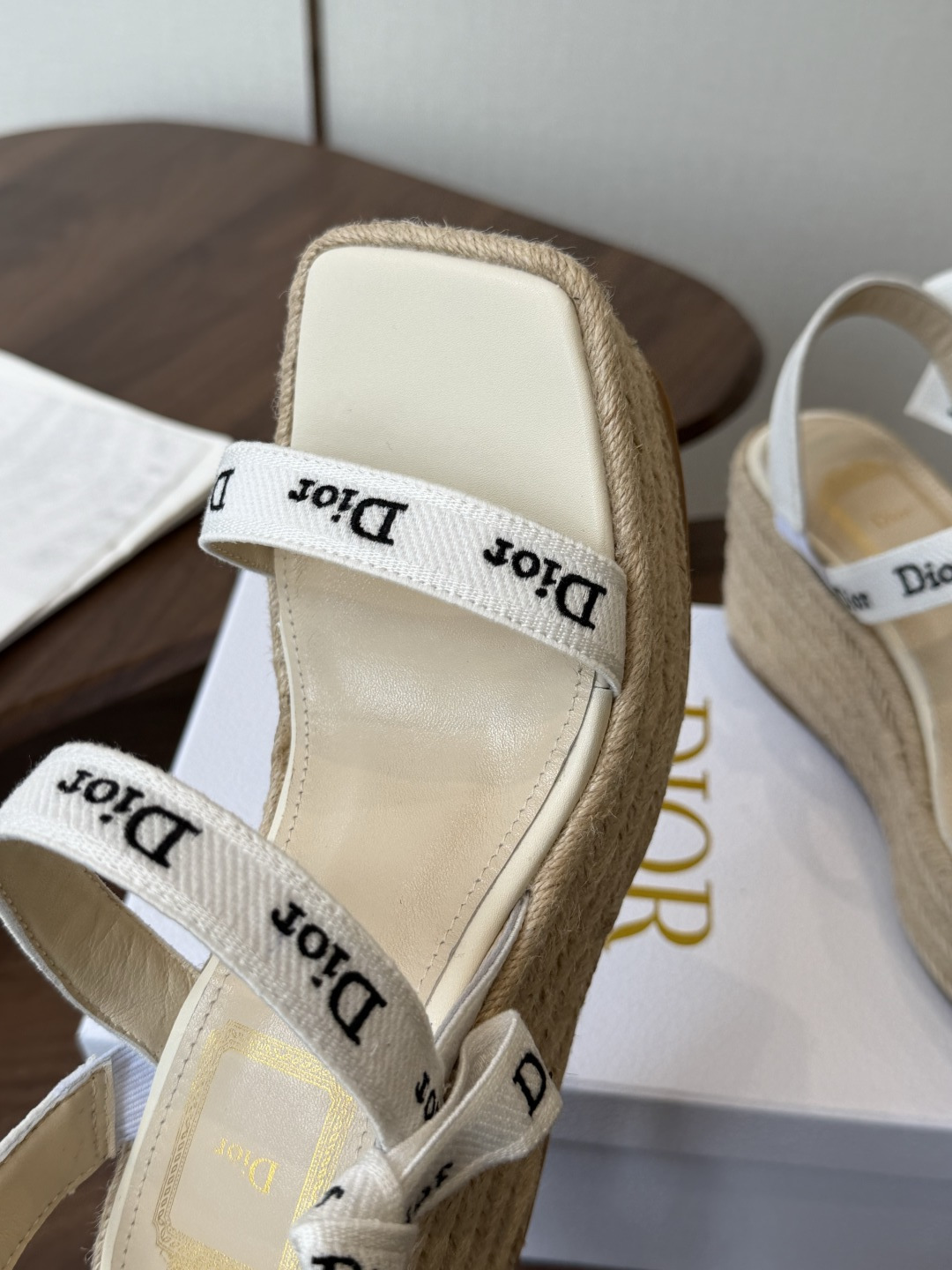 Dior 迪奥 26ss 夏季高版本新款 厚底凉鞋简约超级百搭. 上脚完美奢华可任意搭配春夏服饰. 脚感