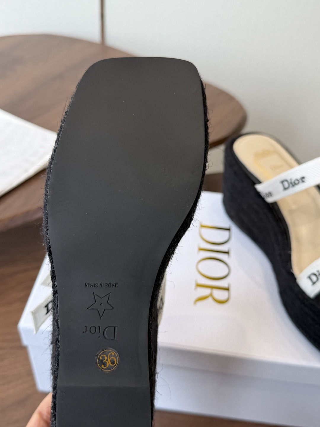 Dior 迪奥 26ss 夏季高版本新款 厚底凉鞋简约超级百搭. 上脚完美奢华可任意搭配春夏服饰. 脚感