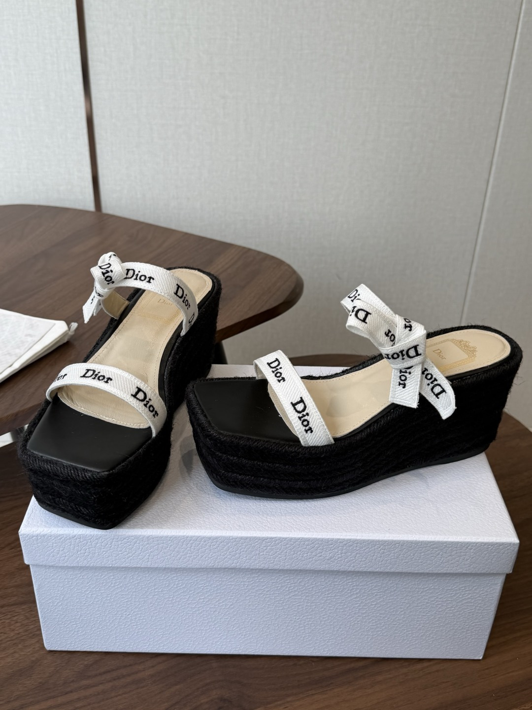 Dior 迪奥 26ss 夏季高版本新款 厚底凉鞋简约超级百搭. 上脚完美奢华可任意搭配春夏服饰. 脚感