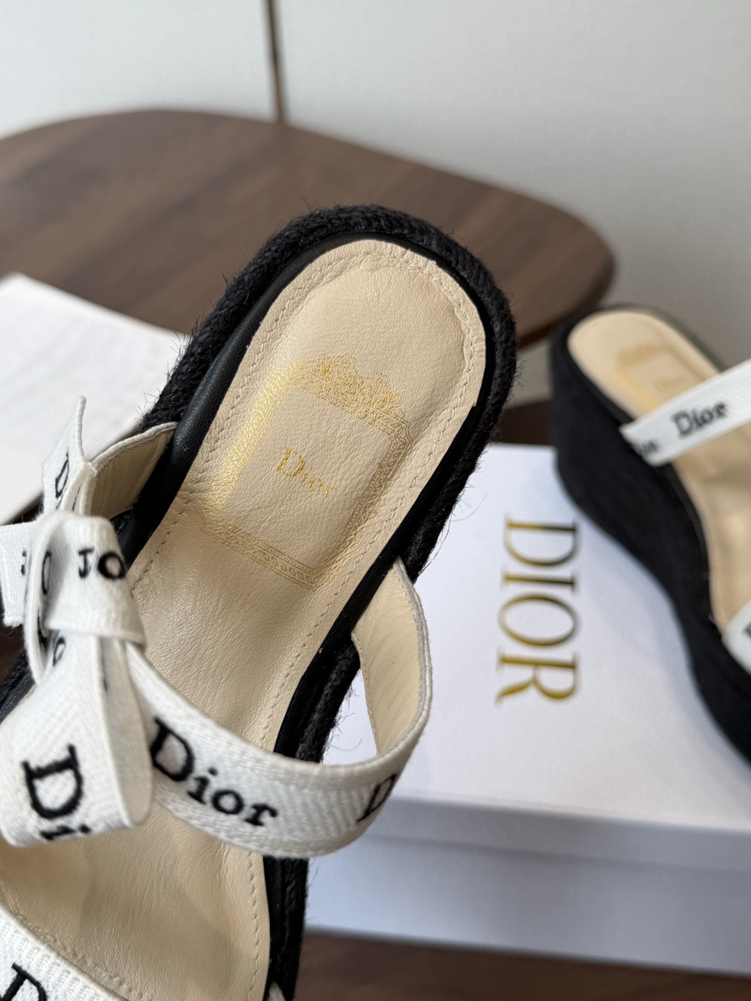 Dior 迪奥 26ss 夏季高版本新款 厚底凉鞋简约超级百搭. 上脚完美奢华可任意搭配春夏服饰. 脚感