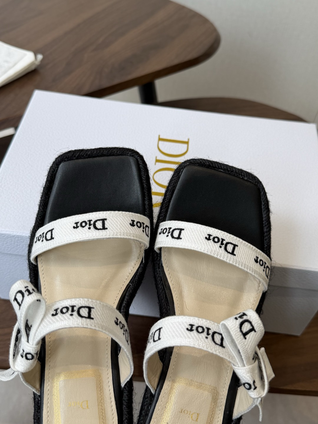 Dior 迪奥 26ss 夏季高版本新款 厚底凉鞋简约超级百搭. 上脚完美奢华可任意搭配春夏服饰. 脚感